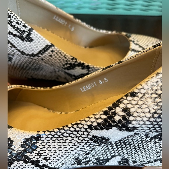 NWOT Riverberry Women's Leah Mid Heel Round Toe Wedge Pumps - Picture 8 of 9